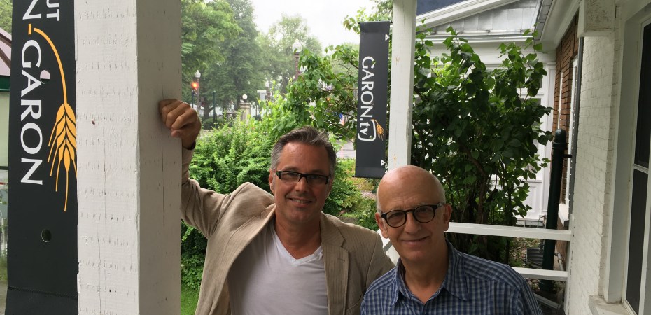 Yannick Patelli et Simon Bégin devant le 180 Grande allée Ouest à Québec, bureau conjoint de La Vie agricole, LVATV.CA et de l'Institut Jean-Garon